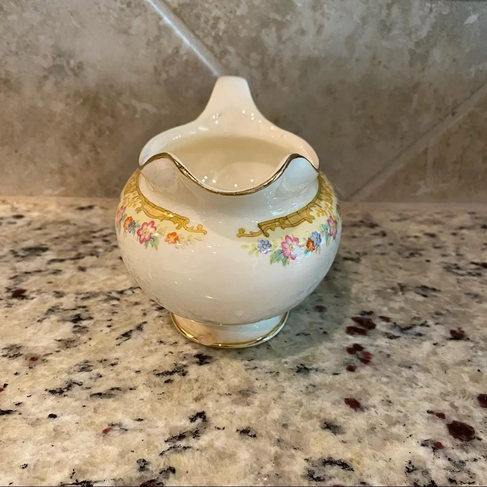 Eggshell Nautilus Gravy Boat - Picture 2 of 14